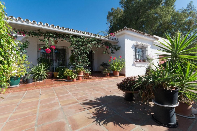 Villa de 3 dormitorios para reformar, situada entre Marbella y Estepona.