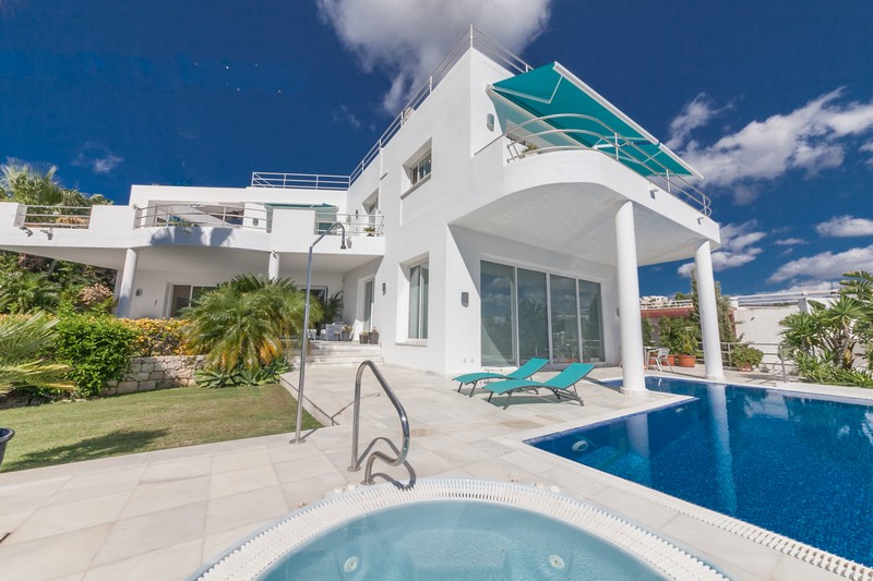 Luxueuse villa contemporaine avec vue sur mer située à La Quinta Golf, à proximité de Marbella.