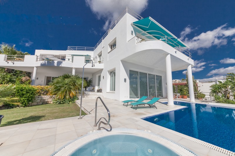 Casa contemporánea de lujo, con vistas a La Quinta Golf cerca de Marbella.