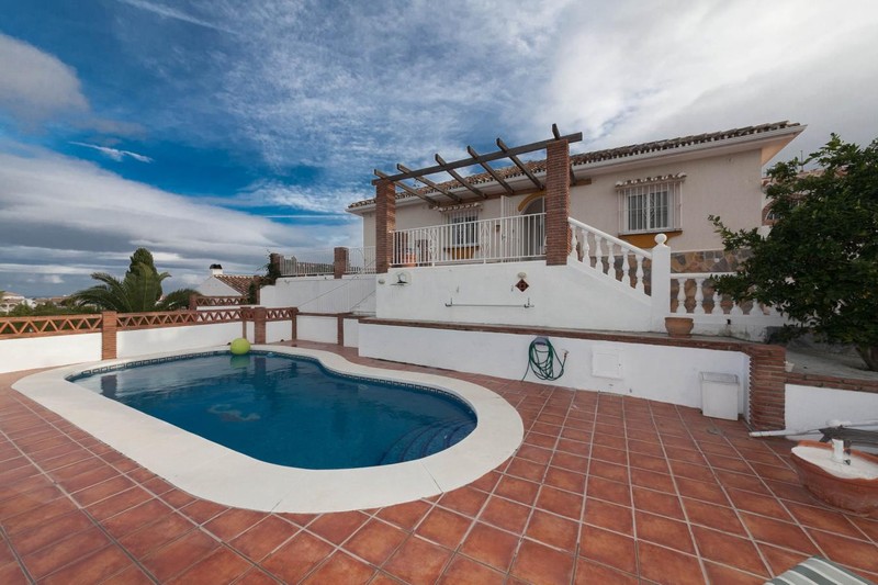 Bonita Villa con vistas abiertas y piscina en Mijas Costa.