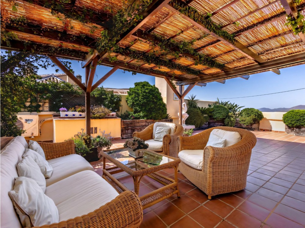 Penthouse duplex de trois chambres bien entretenu avec terrasses donnant sur le parcours de golf et les montagnes à Alhaurín Golf.