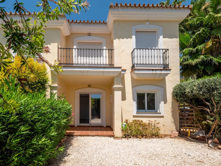 Vivienda familiar bien cuidada con jardín y acceso a piscina en la comunidad de Alhaurín Golf