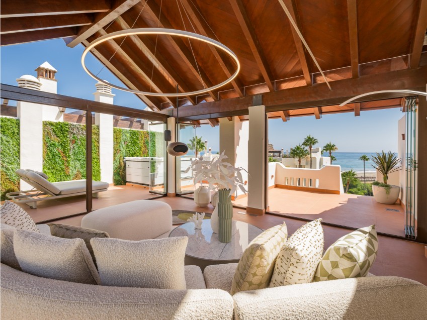 Blick auf renoviertes Luxus-Penthouse direkt am Strand an der New Golden Mile in Estepona mit Meerblick und Terrassen