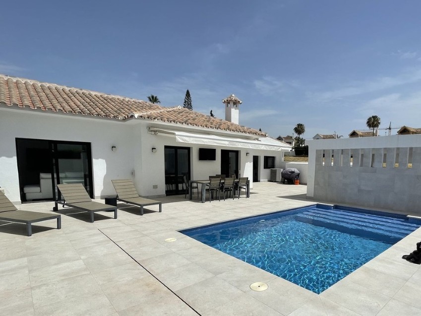 Renoverad villa med 3 sovrum i San Pedro de Alcántara Marbella, med privat trädgård, pool och terrasser.