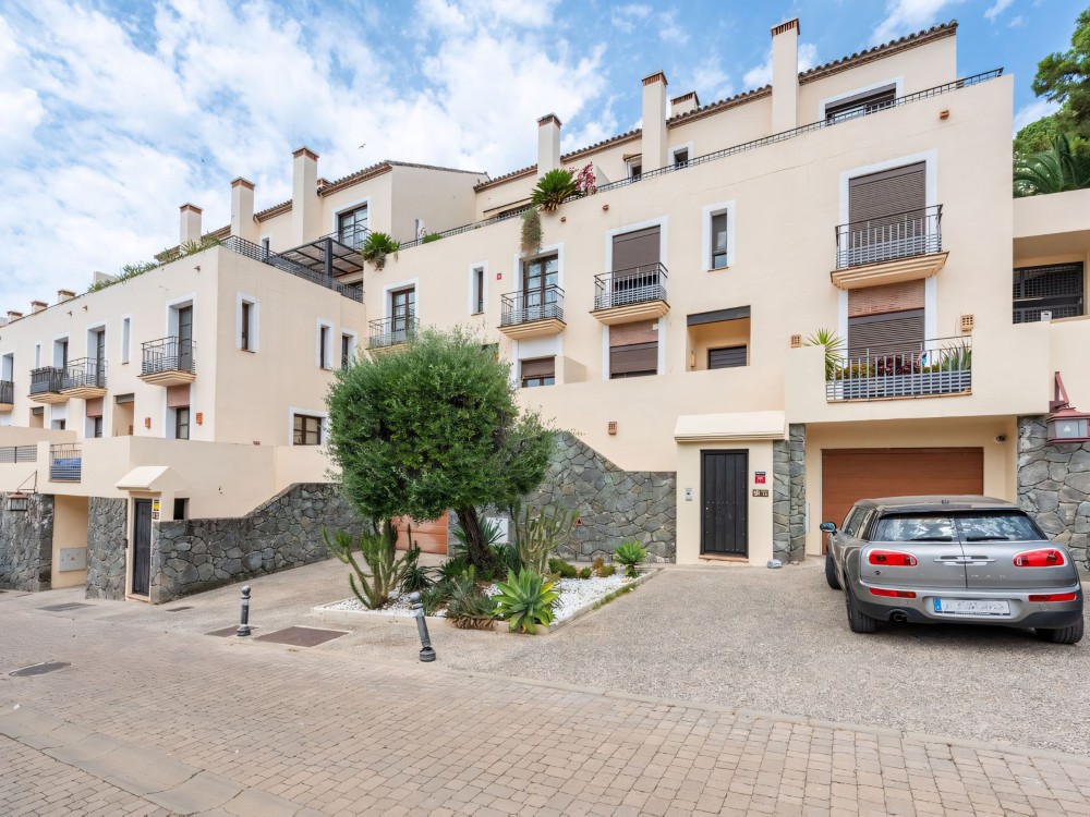 Radhus med 3 sovrum och 3 badrum till salu i El Cesar, Benahavís