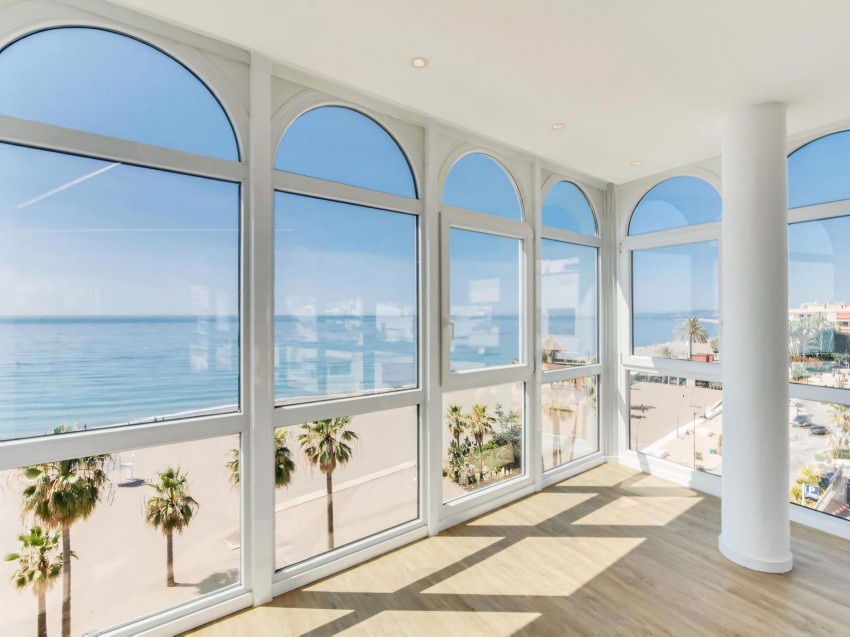 Renoviertes 3-Schlafzimmer-Penthouse am Strand zum Verkauf in Estepona mit Meerblick und direktem Strandzugang.