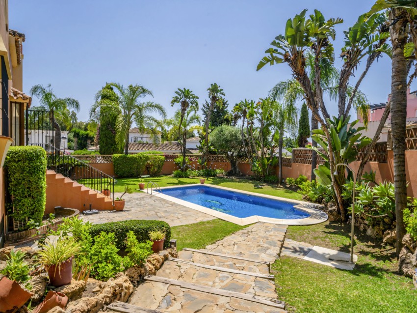 Spacious detached villa with private garden and pool in one of Marbella’s most established residential areas.