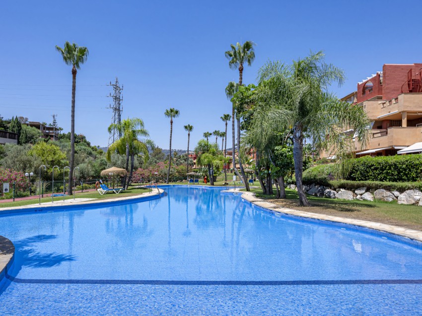 Ruim terras op het zuidwesten met uitzicht op de aangelegde tuinen van La Reserva de Marbella.