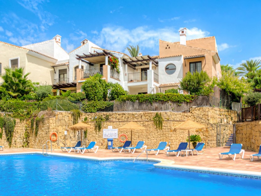 Geräumiges Reihenhaus mit 3 Schlafzimmern mit Terrassen und privater Garage in Los Arqueros Benahavís