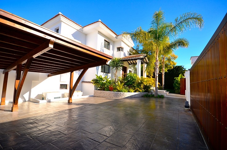 Los Naranjos villa approach