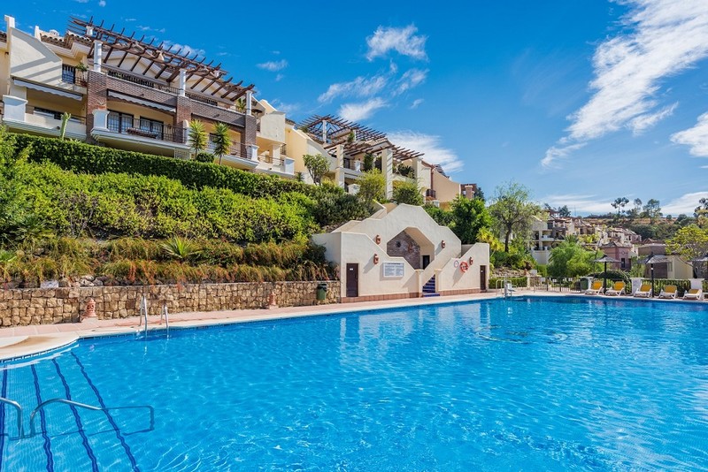 Los Pinos swimming pool