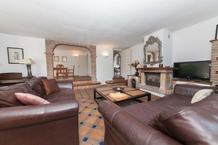 Villa for sale in Nueva Andalucia