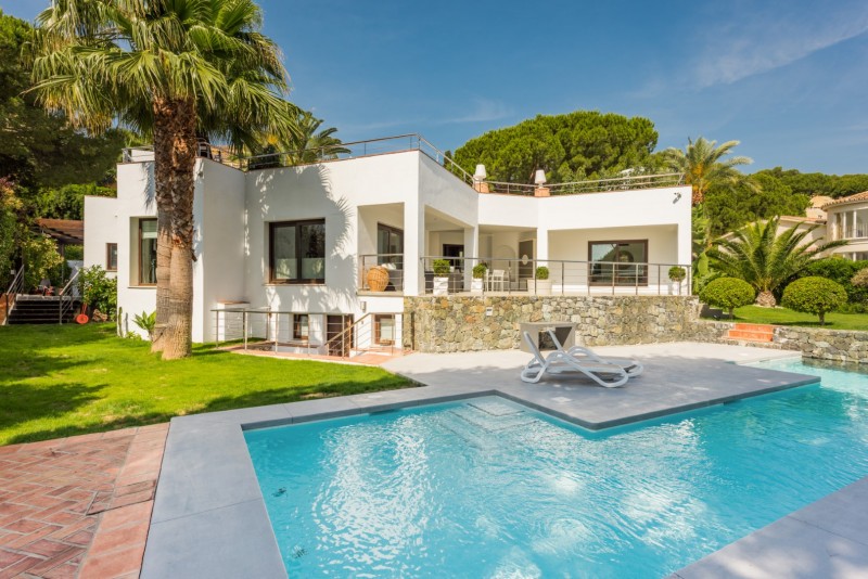 Contemporary villa for sale in Nueva Andaucia
