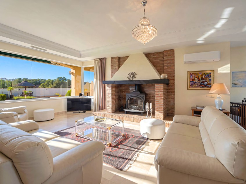 Salón con chimenea en el chalet de Mijas Golf