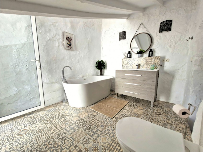 Badezimmer des Reihenhauses in Mijas Pueblo mit freistehender Badewanne im Slipper-Stil