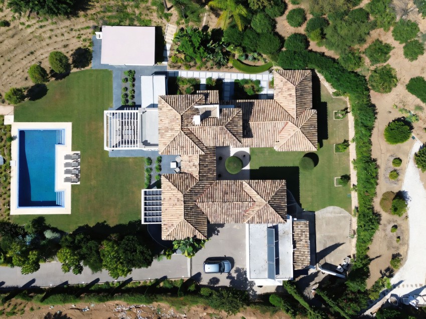 Außenansicht der Villa in Monte Mayor Benahavís mit Gärten und Infinity-Pool