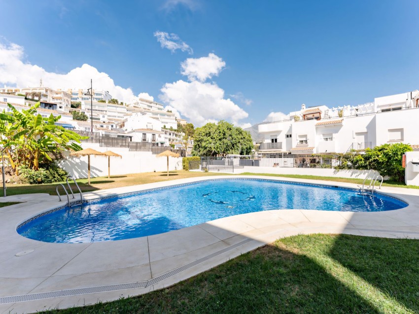 Framsida av radhus med 4 sovrum till salu i Torreblanca Fuengirola med terrass och tillgång till pool.