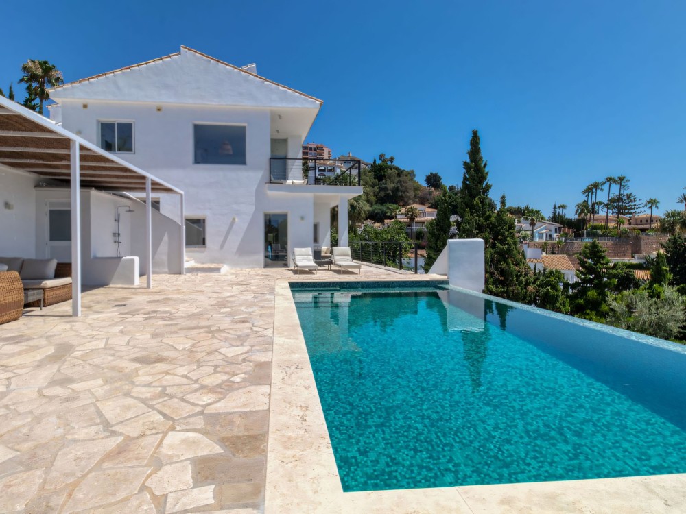 Außenansicht der renovierten Villa in Torremuelle mit sonnigen Terrassen und Panoramablick auf das Mittelmeer.