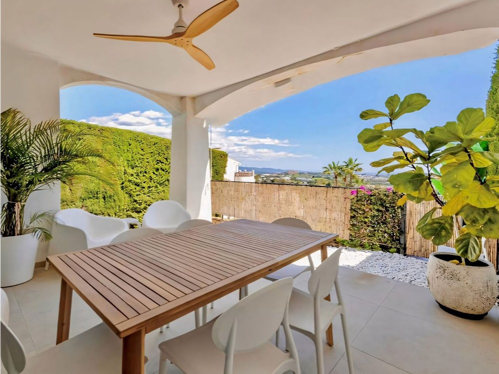 Renovierte Wohnung in Benahavís Geräumige 2-Zimmer-Wohnung mit offenem Wohnbereich und sonniger Terrasse mit Blick auf das Mittelmeer und den Golfplatz.