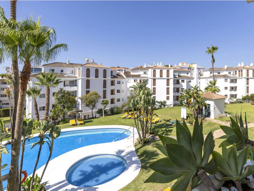 Ferienwohnung in Gran Calahonda Zweizimmerwohnung mit Terrasse nach Südwesten mit Blick auf Garten und Pool.