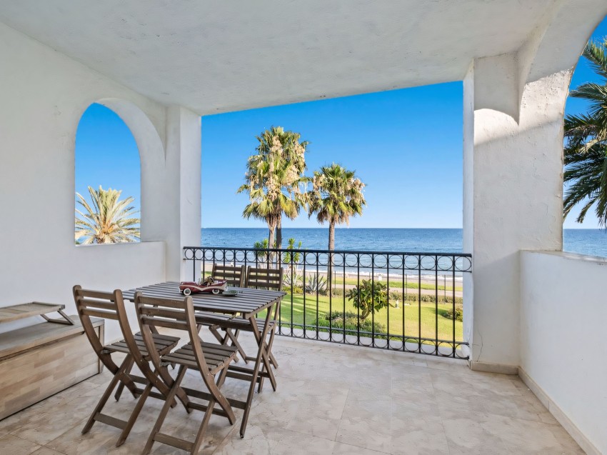 Frontline Apartment with Mediterranean Views Spacious beachfront apartment at Hacienda Beach, Estepona, offering uninterrupted sea views and relaxed coastal living.
