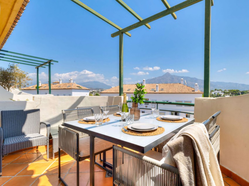 Wohnung in Señorio de Aloha, Nueva Andalucía Komfortable 2-Zimmer-Wohnung mit Terrassen und Garage, fußläufig zu Puerto Banús