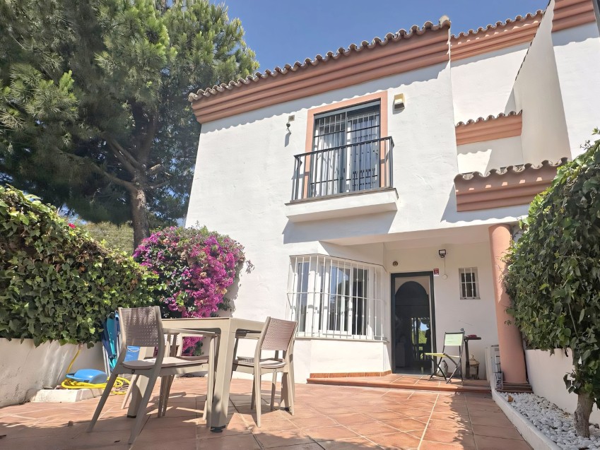 Reihenhaus in Lomas de Cabopino Geräumiges Reihenhaus mit Terrassenblick auf Cabopino Golf, nahe Strand und Hafen.