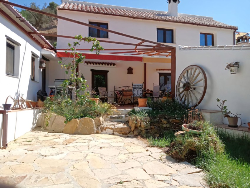 Landhaus bei Casares Traditionelles 3-Schlafzimmer-Finca an der Straße nach Casares, mit Pool, Terrassen und 25.000 m² Grundstück, nur 10 km von der Costa del Sol.