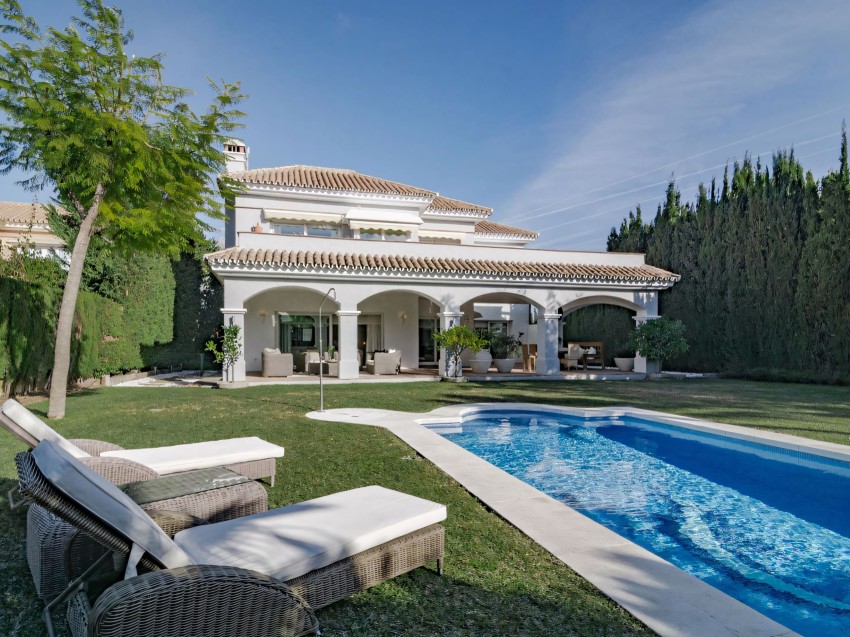 Villa mit Garten und Pool in Las Brisas, Nueva Andalucía Traditionelle Vier-Schlafzimmer-Villa in ruhiger Lage von Las Brisas mit privatem Garten, Pool und großzügigen Terrassen.