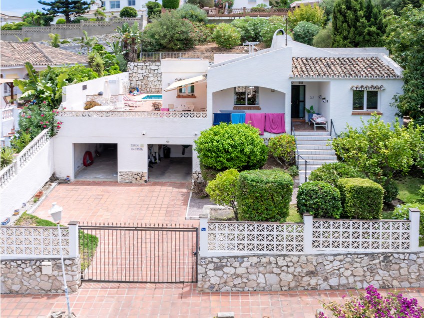Villa mit Pool in Cerros de Águila, Mijas Außenansicht einer freistehenden Villa mit 3 Schlafzimmern, privatem Pool und Terrassen in Cerros de Águila, Mijas.