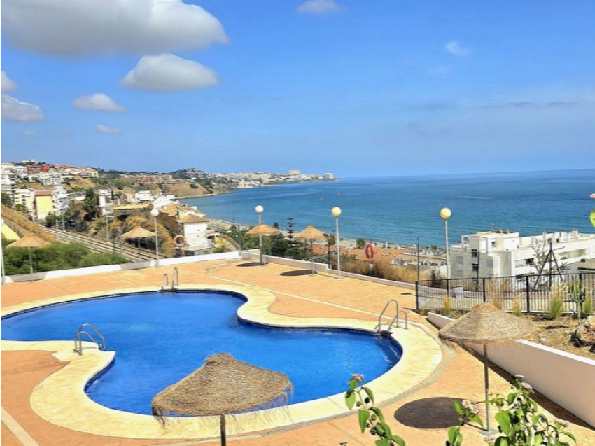 2-Zimmer-Wohnung nahe dem Strand Carvajal in Fuengirola 2-Zimmer-Wohnung zum Verkauf in Fuengirola nahe dem Strand Carvajal mit Terrasse, Meerblick, Pool, Garage, Aufzug und guter Anbindung nach Málaga und zum Flughafen.
