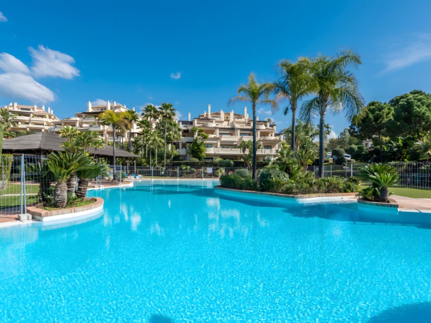 Capanes del Golf Benahavís Blick auf Pool und Spa in Capanes del Golf Benahavís