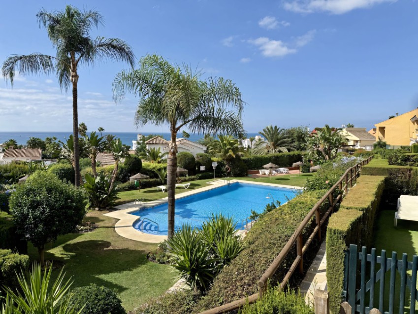 Reihenhaus 4 Schlafzimmer Costabella Marbella Ost Außenansicht eines Reihenhauses mit 4 Schlafzimmern in der Semarango Beach Anlage, Costabella Marbella Ost