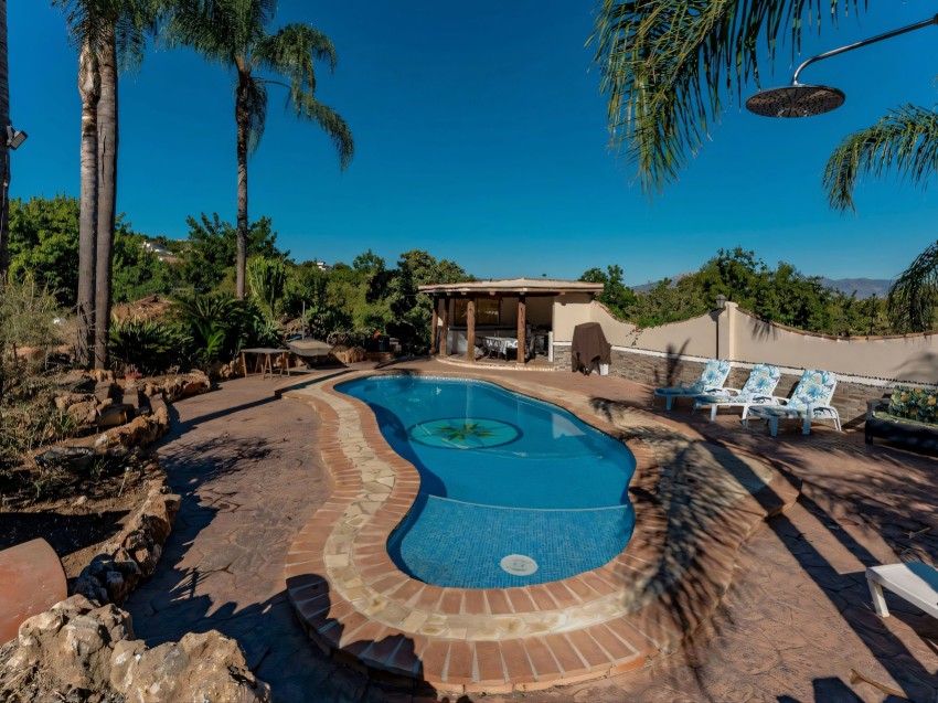 Landhaus mit Pool und Ställen Coín Málaga Außenansicht des Landhauses mit Swimmingpool und Ställen nahe Coín Málaga