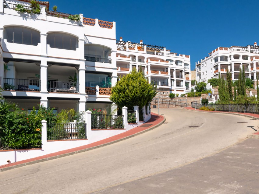 Wohnung Palmeras de Calahonda, Mijas Costa del Sol Möblierte Wohnung im ersten Stock mit Terrasse und Meerblick in Palmeras de Calahonda, Mijas Costa del Sol.