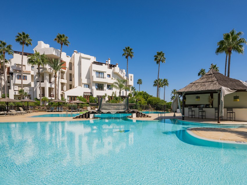 Erdgeschosswohnung am Strand in Bahía del Velerín Estepona Costa del Sol Komplett renovierte 3-Schlafzimmer-Wohnung am Strand in Bahía del Velerín, Estepona, mit Zugang zum Garten, Terrasse und Meerblick.