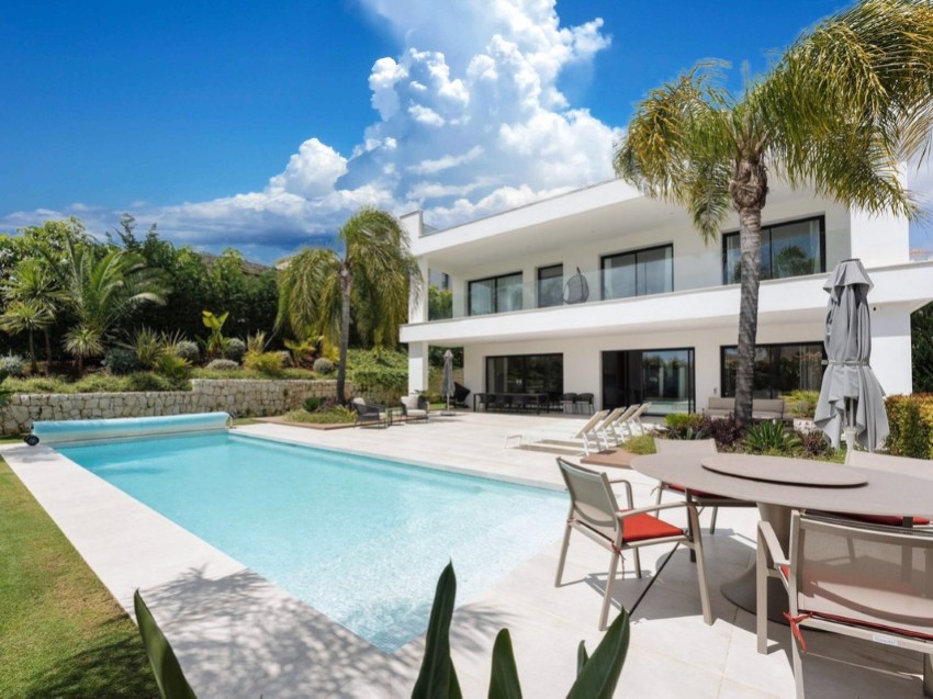 Moderne Villa mit 5 Schlafzimmern bei Puerto Banús Marbella Moderne Villa mit Pool und Terrassen in Nueva Andalucía bei Puerto Banús an der Costa del Sol.