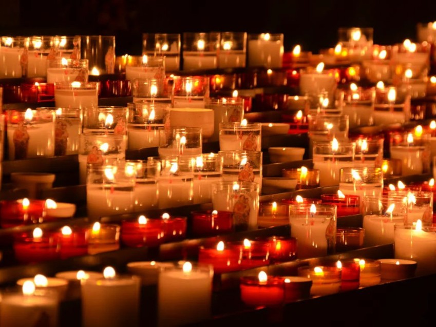 Kerzen zu Allerheiligen in Spanien Kerzenlicht ist in Spanien an Allerheiligen ein vertrautes Bild, wenn Familien ihrer verstorbenen Angehörigen gedenken.