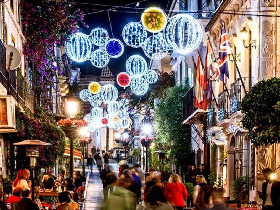 Warme Weihnachtsbeleuchtung in Marbella während der Dezemberfeiertage Warme Weihnachtsbeleuchtung in Marbella zu Beginn der Dezemberfeiertage