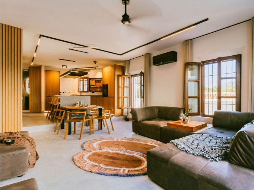 Renoviertes Wohnzimmer Gemütliches Wohnzimmer in einem renovierten Reihenhaus in Lomas de Marbella Club Pueblo.