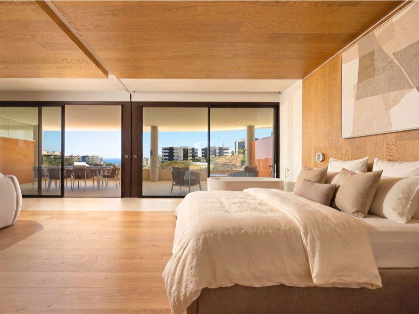 Hauptschlafzimmer in South Residences Luxuriöses Hauptschlafzimmer bei geöffneter Schiebewand zum Wohnzimmer