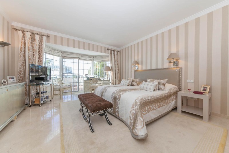 Elviria villa master bedroom
