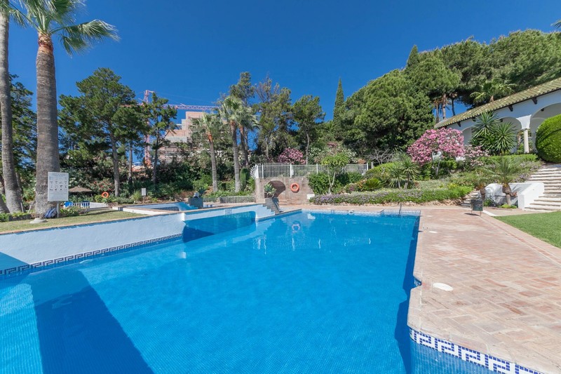 Señorio de Marbella community pool