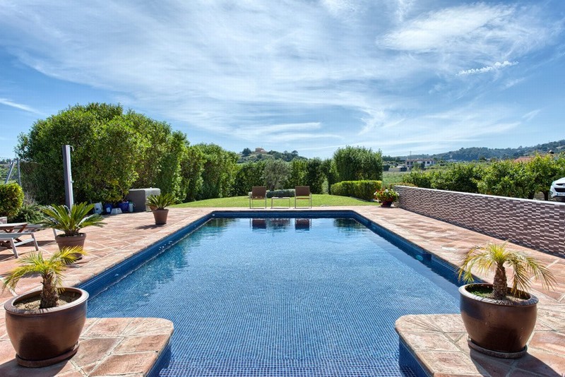 Estepona country villa pool and view to the sea