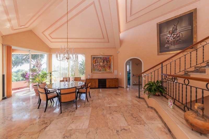 Calahonda luxury villa dining room