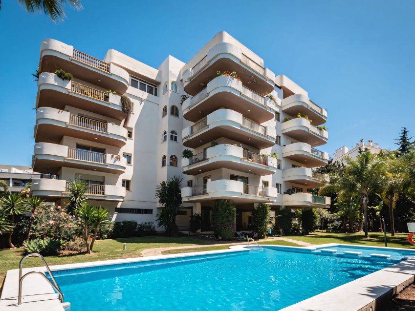 Bright Living Space near Puerto Banús Renovated 2-bedroom apartment with private south-facing terrace in a gated community just a short walk from Puerto Banús.