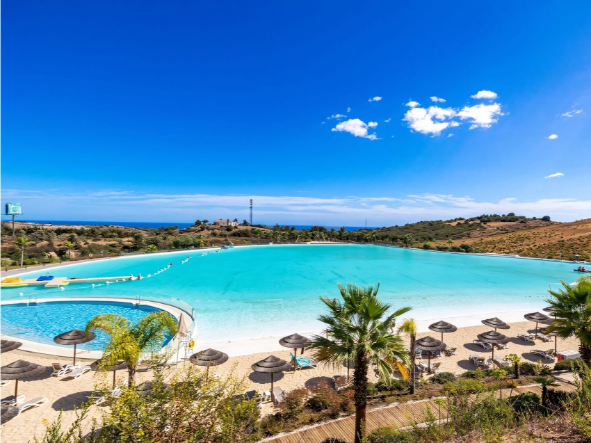 Garden Apartment in Alcazaba Lagoon, Casares Well-located 2-bedroom ground floor apartment in the resort-style Alcazaba Lagoon development, near Estepona Golf.