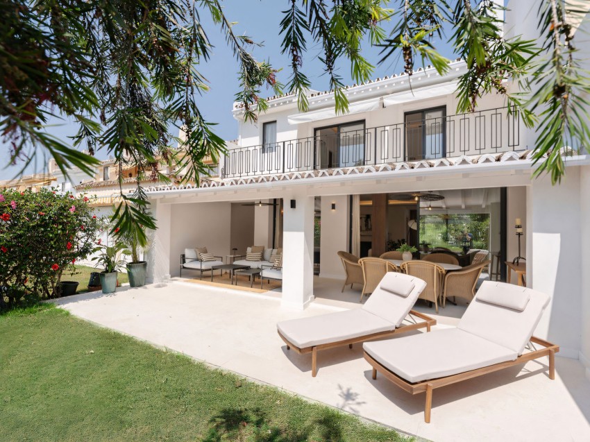 Townhouse Frontline to Aloha Golf in Nueva Andalucía Renovated and furnished 4-bedroom townhouse overlooking Aloha Golf with private garden and terraces on all levels.