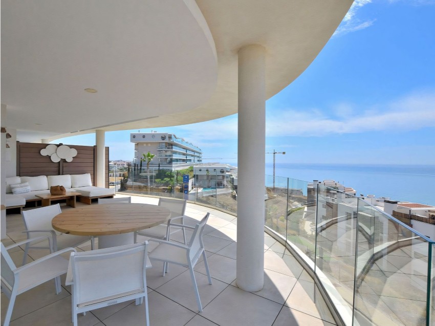 Sea-view apartment at El Higuerón West Three-bedroom corner apartment with wraparound terrace and sea views in the Panorámica community, Fuengirola.