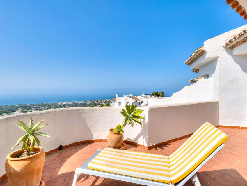 Penthouse Apartment in Calahonda A spacious 2-bedroom penthouse in El Portón, Calahonda with panoramic sea views and a private rooftop terrace.